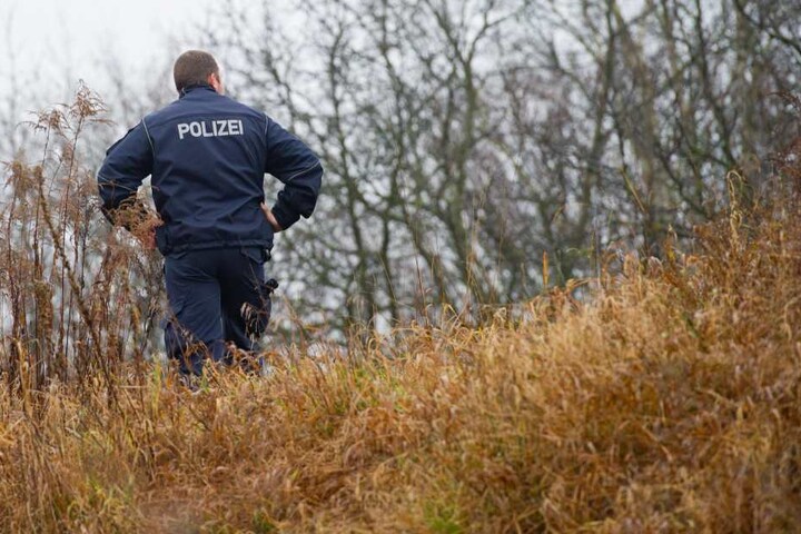 Die Polizei ist am Unfallort und sichert Spuren. (Symbolbild)
