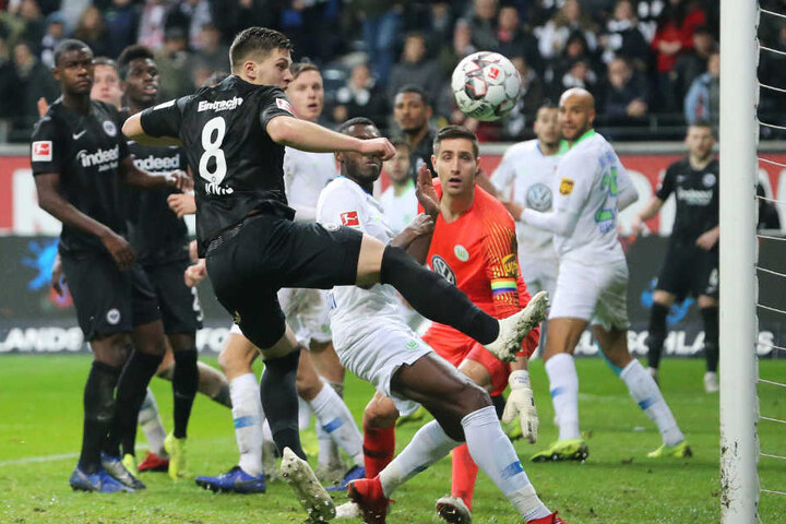 Der Frankfurter Luka Jovic (M) vergibt eine Torchance.