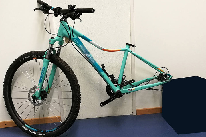 Das sichergestellte Fahrrad weist Beschädigungen auf, die laut Polizei auf einen Unfall hinweisen.