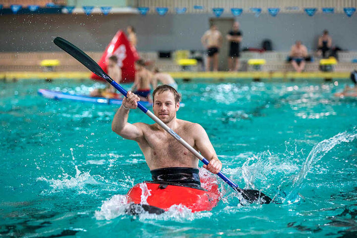Willi Meierhof (28) paddelte am Mittwoch im Kanu in der alten Schwimmhalle am Freiberger Platz.