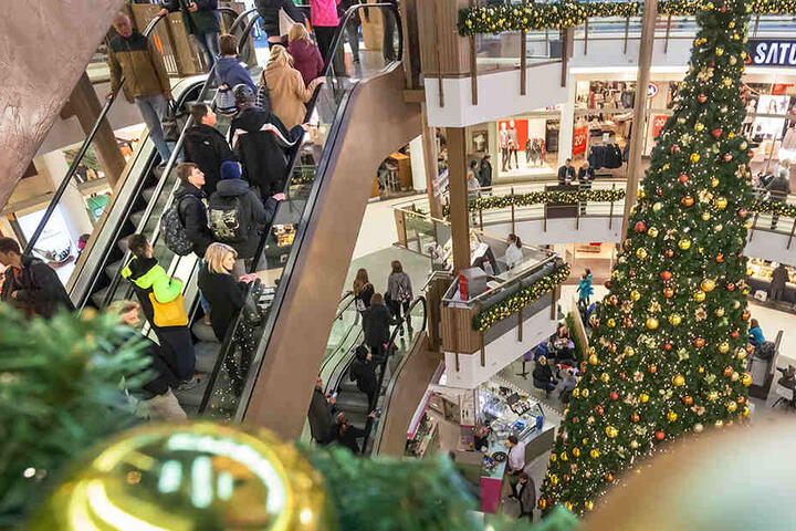 Die Galerie Roter Turm präsentiert sich im Advent von der festlichen Seite. Am Sonntag haben die Läden geöffnet. Zum Run auf die Weihnachtsgeschenke werden Tausende in der City und den Einkaufszentren erwartet.