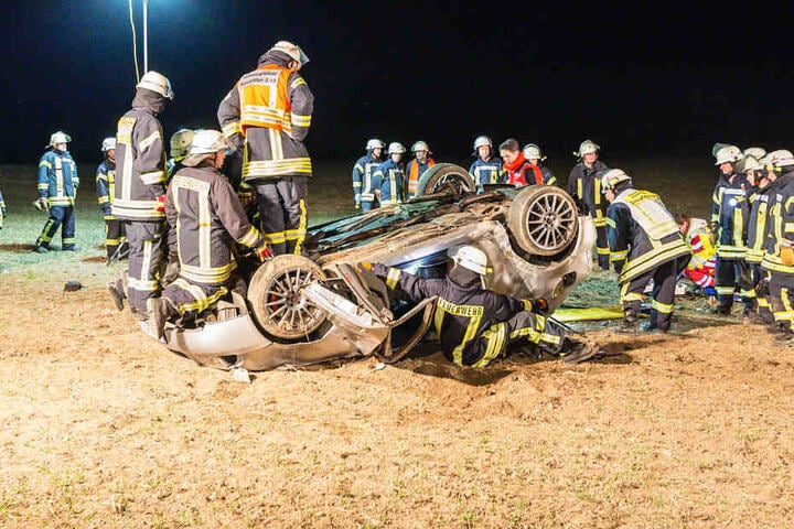Einsatzkräfte der Feuerwehr befreiten den eingeklemmten Autofahrer.