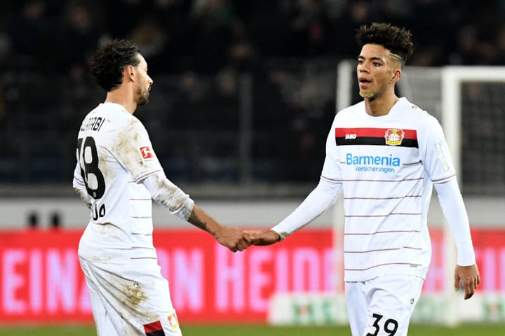 Nationalspieler Benjamin Henrichs (r., neben Karim Bellarabi) will sich lieber bei Bayer Leverkusen durchbeißen, als einen sicheren Stammplatz bei den Roten Bullen zu bekommen.