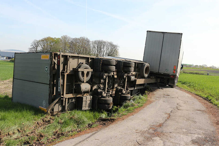 Der Lkw fuhr wegen des Navis über die enge Landstraße.