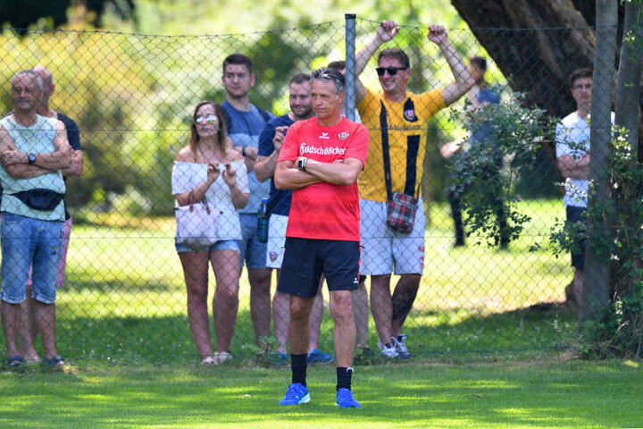 Zaungäste: Die Fans beobachteten die Mannschaft von Trainer Uwe Neuhaus ganz genau.