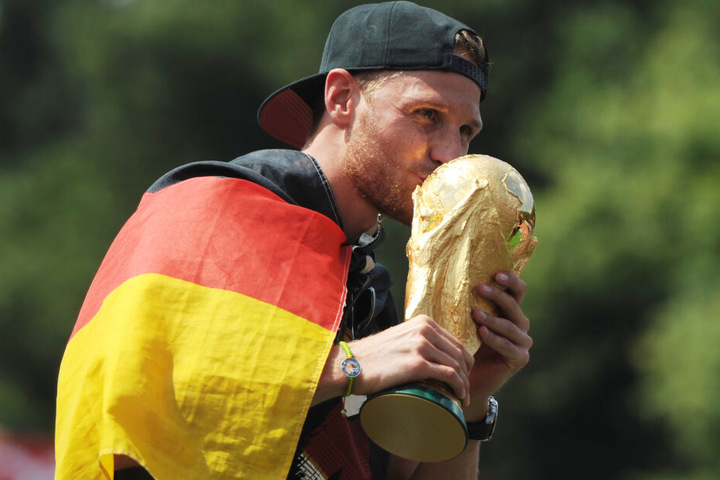 Benedikt Höwedes gewann 2014 mit der DFB-Elf den Weltmeister-Pokal.