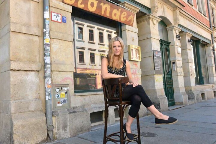 Glück gehabt: Nach erstem Verbot darf "Blonde"-Chefin Eva Grau (30) doch noch ihre Bühne aufbauen.