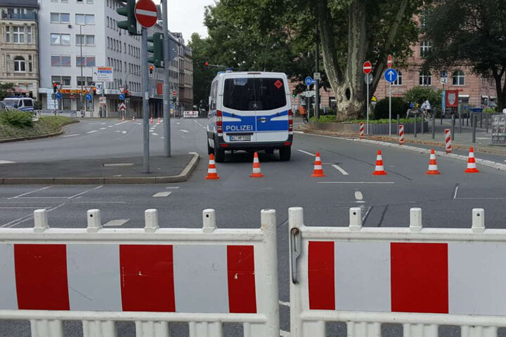 Endlich sind alle Straßen und Häuser im Sperrgebiet leer. Nun arbeiten die Entschärfer.