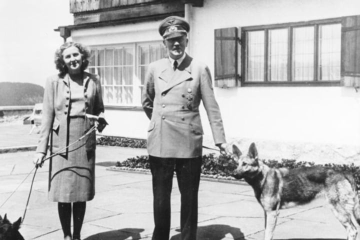Blondi und Braun: Adolf Hitler zusammen mit seiner Geliebten Eva Braun und seinem Schäferhund "Blondi" 1942 auf dem "Berghof". (Archiv)