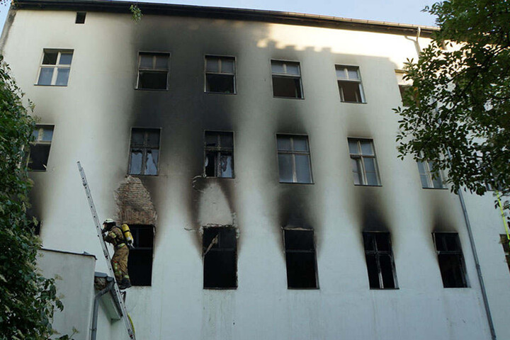 Mittlerweile hat die Feuerwehr den Brand löschen können.