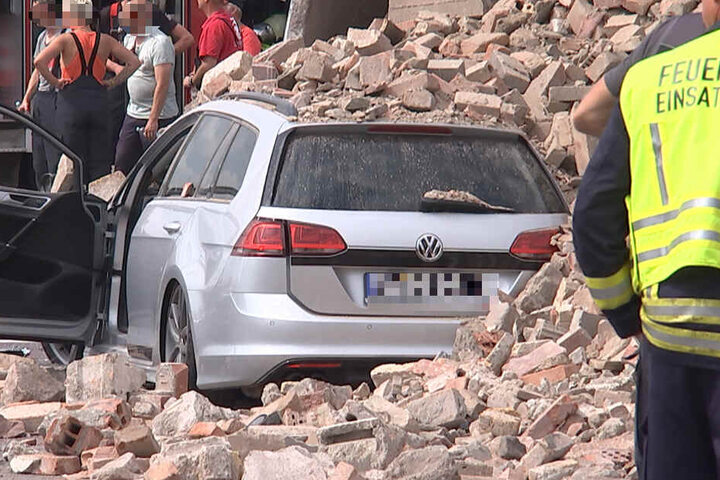 Der Fahrer und die Unfallversursacherin kamen verletzt ins Krankenhaus.