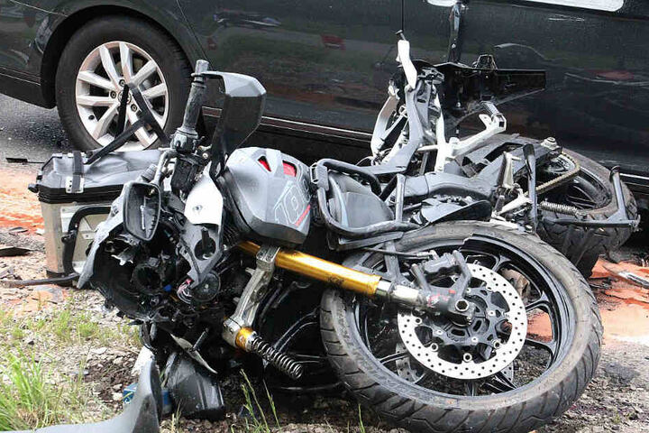Das verunfallte Motorrad liegt auf dem Boden.