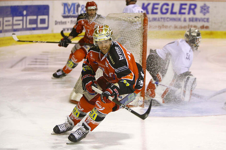 Mark Lee trifft zum 1:0.