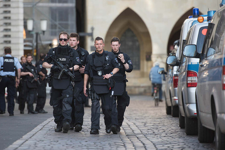 Bewaffnete Polizisten in der Innenstadt von Münster.
