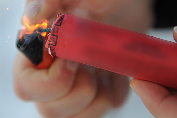 Durch die Explosion des Böllers wurden noch zwei weitere Männer verletzt. (Symbolbild)