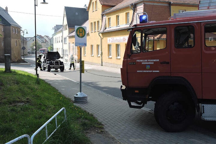 Die Feuerwehr konnte den brennenden Jeep nicht mehr retten.