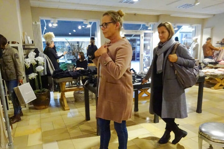 Wie gefällt Shoppingbegleitung Simone (r.) der Mantel von Sabine?