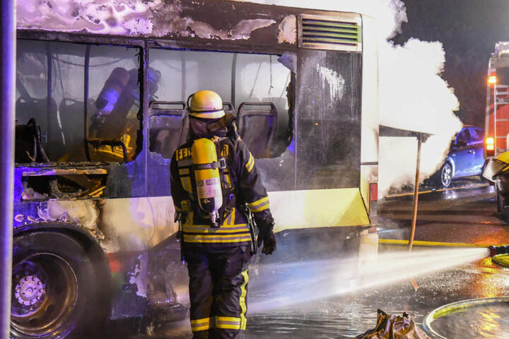 Im Einsatz waren 26 Einsatzkräfte der Berufsfeuerwehr sowie der Freiwilligen Feuerwehr.