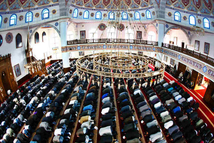 Muslime beten in der Merkez-Moschee in Duisburg.