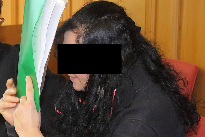 Mutter Anna S. (44) hat fünf Vorstrafen, auch wegen Diebstahls und Betrugs.