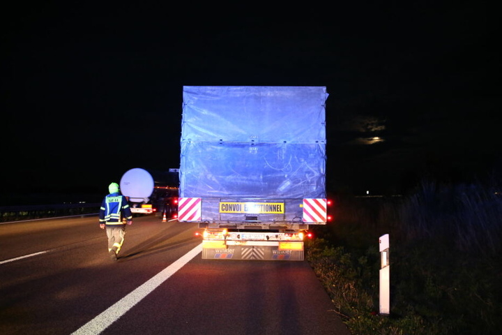 Dieser Lastwagen soll plötzlich auf die mittlere Fahrspur gezogen haben.