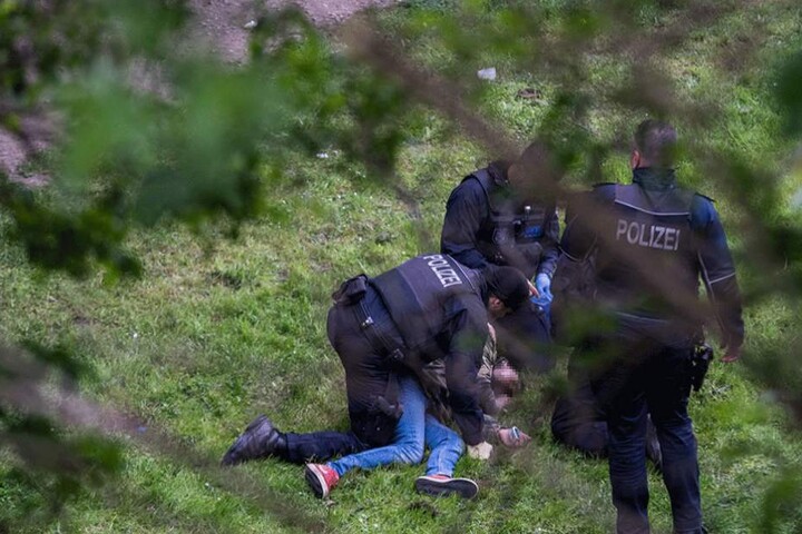 Polizisten kümmern sich um einen jungen Mann, der offenbar viel zu viel getrunken hat.
