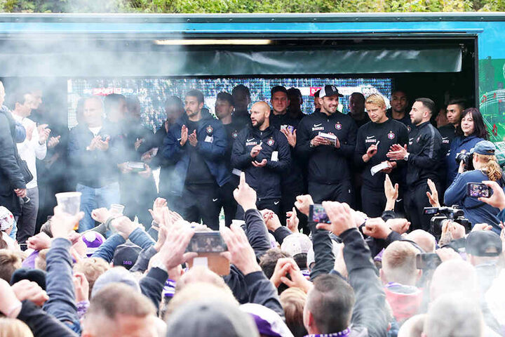 Beifall für die FCE-Fans! Den Auer Spielern gefiel's sichtlich auf dem Truck.