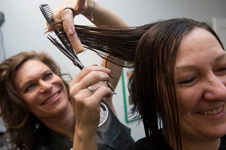 Sonja von dem Verein Barber Angels Brotherhood schneidet am Sonntag in Berlin Claudia die Haare.
