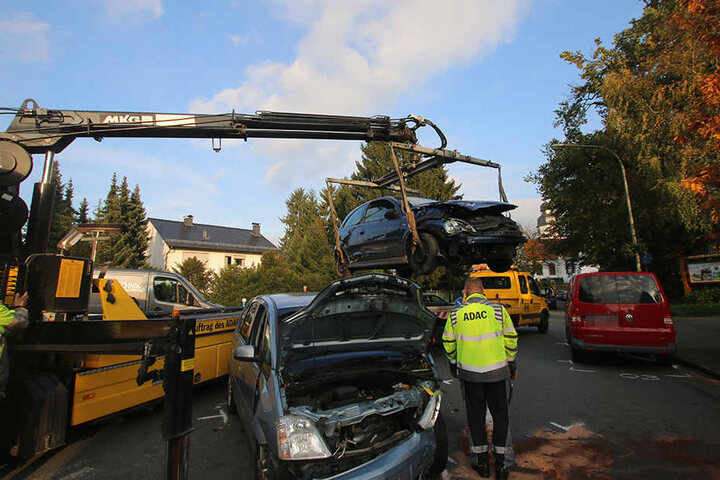 Beide Autos wurden mit Totalschaden von der Unfallstelle abgeschleppt.