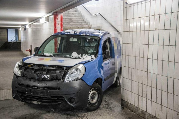Der Fahrer wurde vorsorglich ins Krankenhaus gebracht.