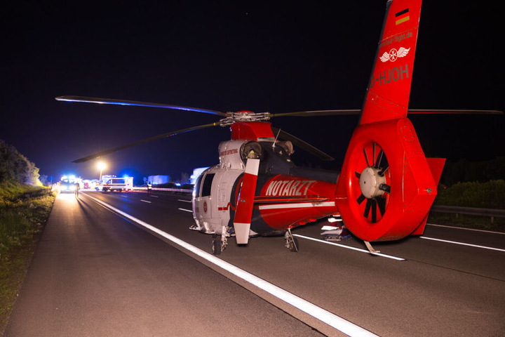 Ein Rettungshubschrauber landete auf der Autobahn.