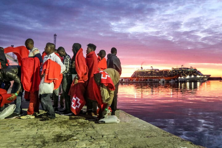 Einwanderer aus Nordafrika stehen am Hafen von Malaga. (Archivbild/Symbolbild)