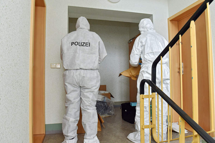 Die Polizei bei der Spurensicherung an der Tatort-Wohnungstür.