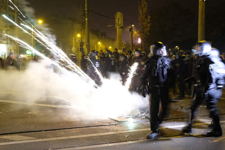 In der Silvesternacht hatte es am Connewitzer Kreuz schwere Ausschreitungen gegeben, bei denen mehrere Personen, darunter vier Polizisten, verletzt wurden.