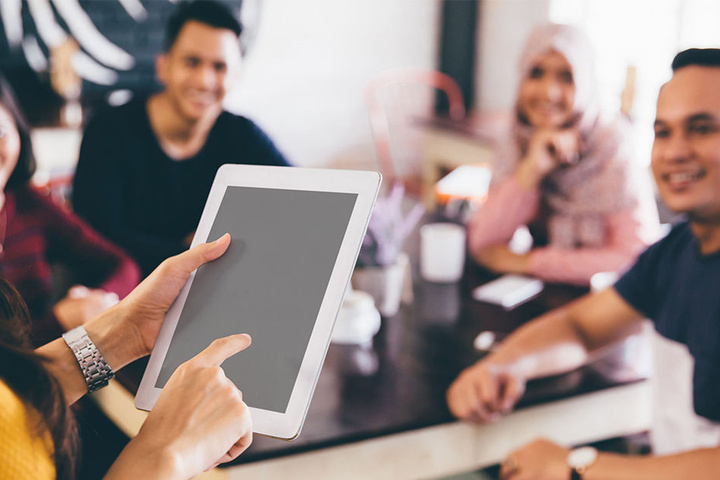 Für junge Indonesier könnte es jetzt schwierig werden, günstig ins Internet zu kommen.