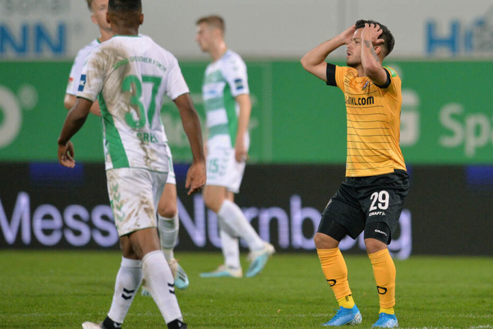 Dynamos Sascha Horvath (r.) kann es nicht fassen.