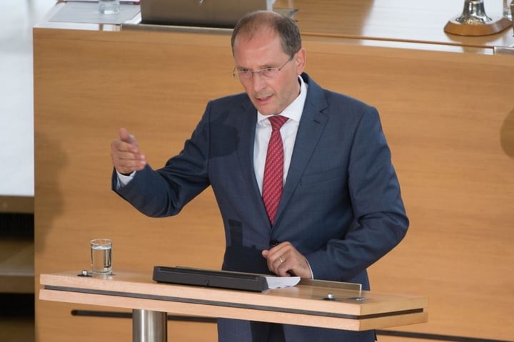 Ausreisepflichtige werden im Gewahrsam nicht wie Straftäter behandelt,
stellte Innenminister Markus Ulbig (53, CDU) klar.