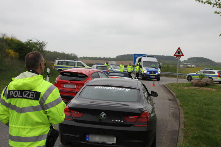 Die Polizei sperrte den Rastplatz ab und kontrollierte die Fahrzeuge.