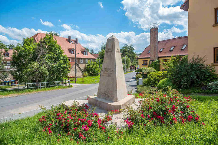 Jährlich am 12. Februar wird der Obelisk in Nickern zum Ziel rechter Gedenkmärsche.