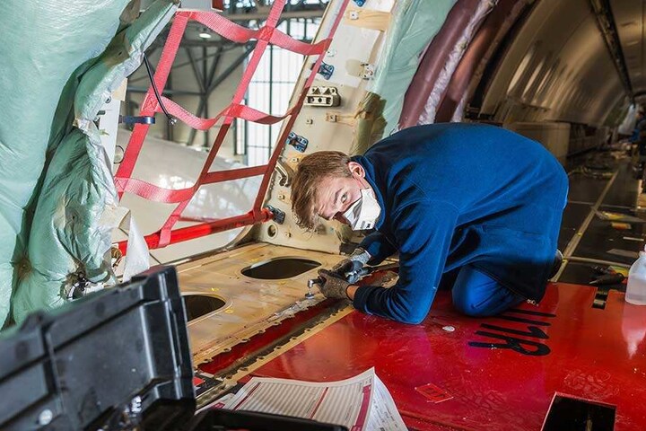 Azubi Alexander Mittau (19) schleift Korrosionsschäden weg.
