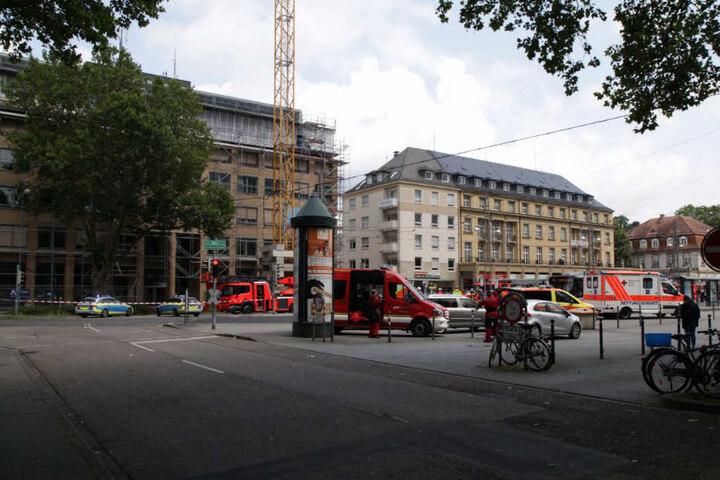 Höhenretter machen sich für einen Einsatz bereit.