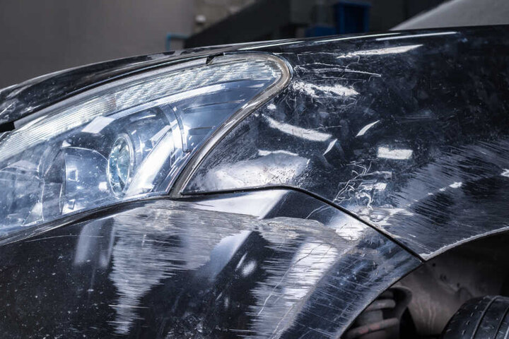 Der Senior fuhr mehrere Autos an. (Symbolbild)