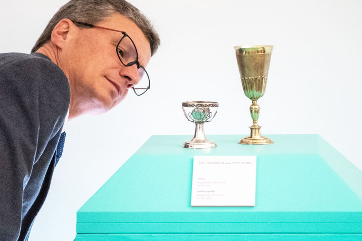 Bernd Sibler, Kunst und Wissenschafts-Minister von Bayern, blickte während der Übergabe auf Silberobjekte.
