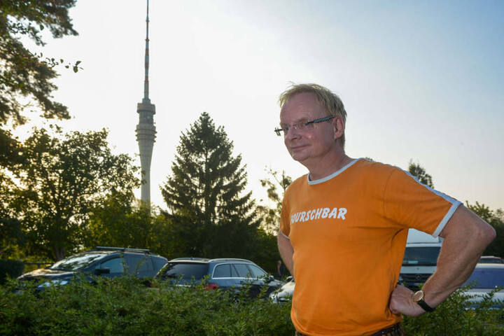 Entschlossen stemmt Uwe Steimle (53) die Fäuste in die Hüften: „Ich rufe den
Fernsehturm zum Weltkulturerbe aus!“