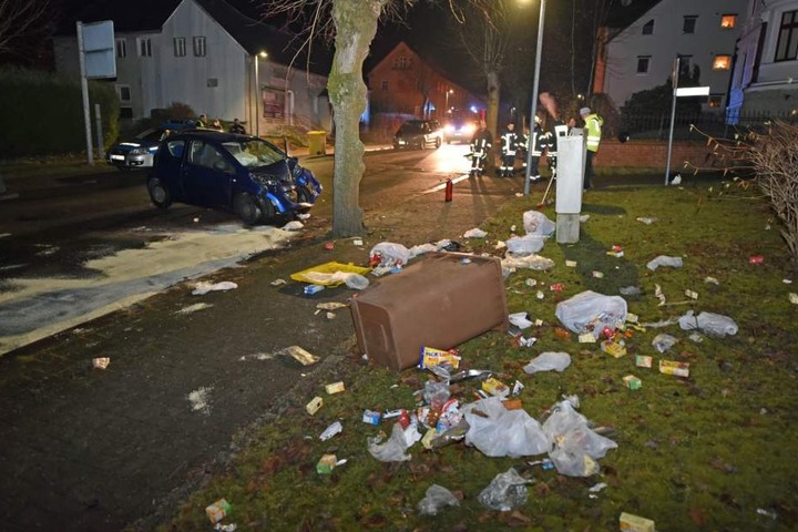 Zuvor hatte der Fahrer zwei Mülltonnen umgefahren.
