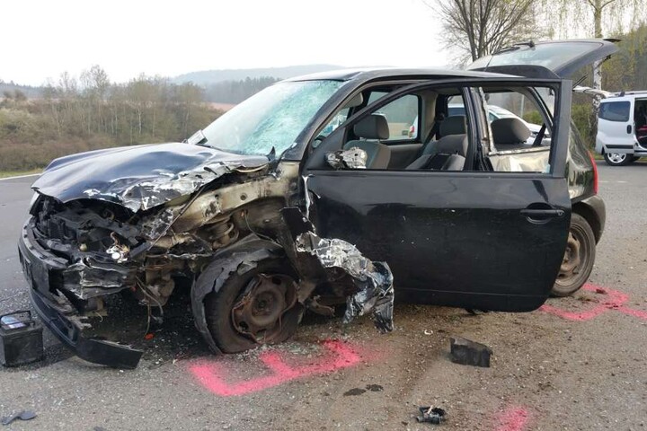 Der 19-jährige Fahrer des VW wurde bei dem Unfall schwer verletzt.