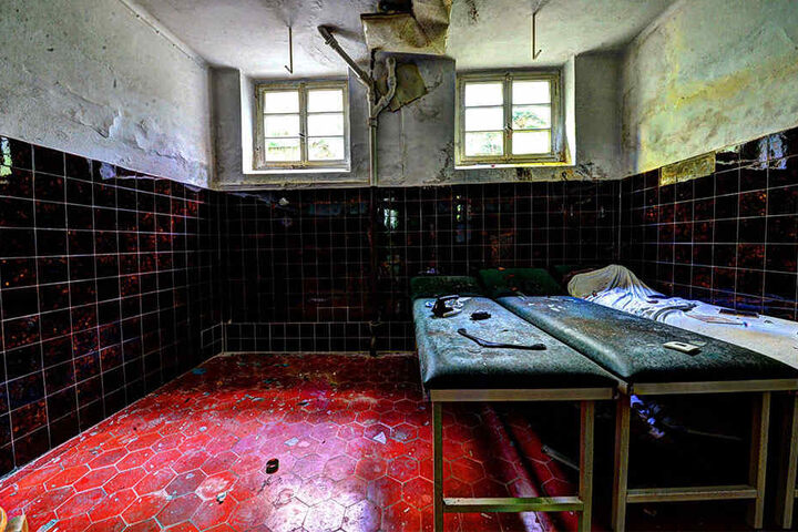 In diesem verlassenen Kurhaus wurden einige Reliquien aus damaligen Zeiten, als der Laden noch in Betrieb war, zurückgelassen.