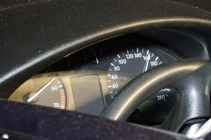 Die Tachonadel des Fahrzeugs blieb bei 160 Stehen.