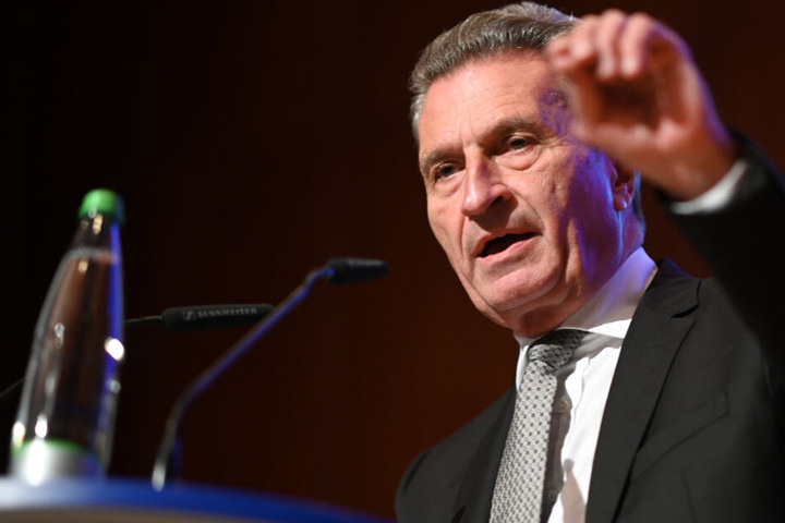 Günther Oettinger (CDU), EU-Kommissar für Haushalt und Personal, spricht beim Bodensee Business Forum im Graf-Zeppelin-Haus. (Archivbild)