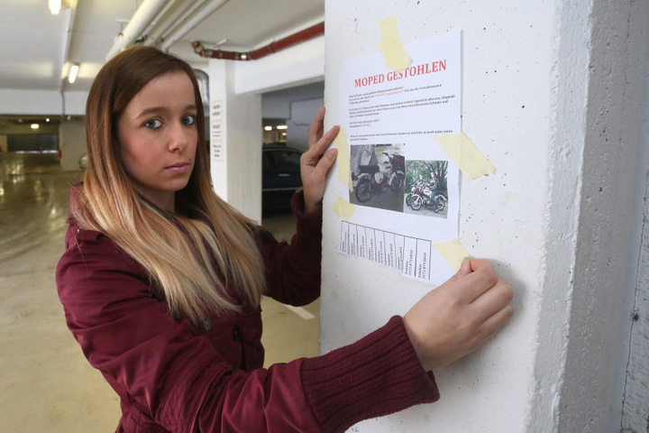 Mit Plakaten und via Facebook versucht Anna-Maria Töpfer (22), ihr geliebtes
Moped wiederzufinden.